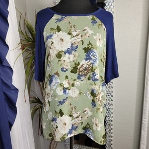 NWOT GILLI WOMEN'S T-SHIRT